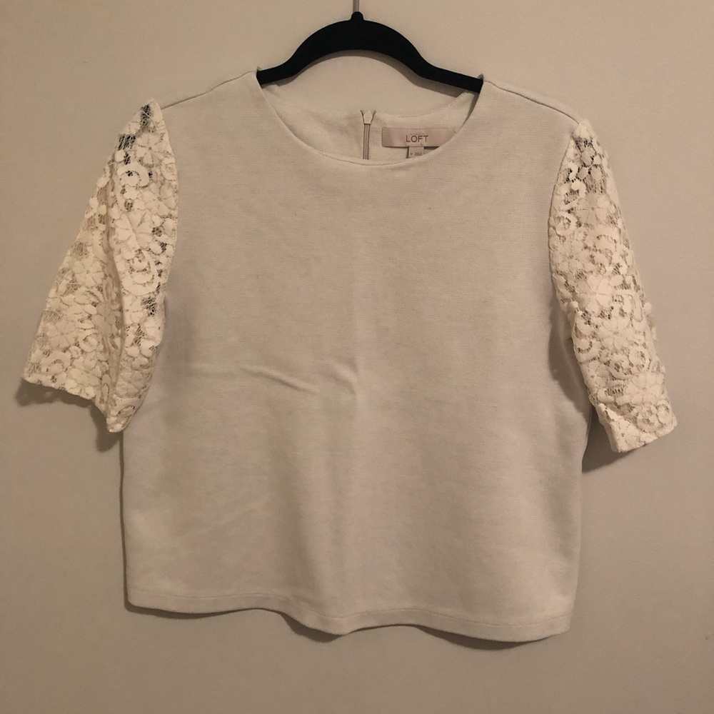 LOFT grey tee shirt with white lace sleeves sz M